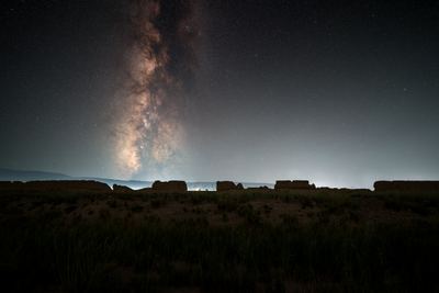 河西拾遗（一）：麦田、残垣与星空